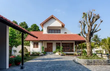 Nh&agrave; vườn 250 m&sup2; mang đậm hơi thở miền T&acirc;y với m&aacute;i ng&oacute;i đất nung mộc mạc, kh&ocirc;ng gian gần gũi v&agrave; b&igrave;nh y&ecirc;n.