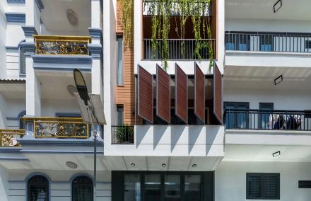 Nh&agrave; Phố 4.4x11m Hướng T&acirc;y Tại TP.HCM: Giải M&atilde; Tuyệt Kỹ "Đ&oacute;n Nắng, Gọi Gi&oacute;" Bằng Hệ Cửa Lam Xoay Th&ocirc;ng Minh