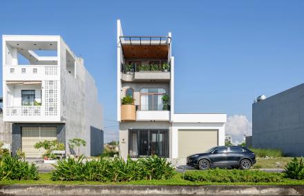  Nh&agrave; Phố 100m2 Tại Đắk Lắk: Tuyệt Kỹ "Lệch Tầng - Giếng Trời" Đ&aacute;nh Thức &Aacute;nh S&aacute;ng Cho Kh&ocirc;ng Gian Wabi Sabi