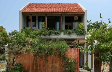 Nh&agrave; m&aacute;i ng&oacute;i đỏ Đ&agrave; Nẵng: Giải ph&aacute;p kiến tr&uacute;c đ&oacute;n nắng gi&oacute; tự nhi&ecirc;n 