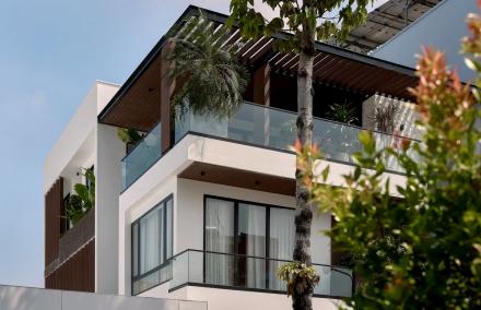 Biệt Thự 650m2 S&agrave;i G&ograve;n: Kiệt T&aacute;c Kiến Tr&uacute;c "Nhiệt Đới Hiện Đại" Với Nghệ Thuật Chơi Đ&ugrave;a C&ugrave;ng &Aacute;nh Nắng