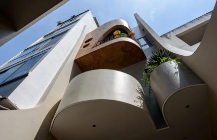  Biệt Thự 350m2 Hướng T&acirc;y Tại TP.HCM: Tuyệt Kỹ Chống Nắng V&agrave; "Bẫy Gi&oacute;" Từ Những Đường Cong Kiến Tr&uacute;c
