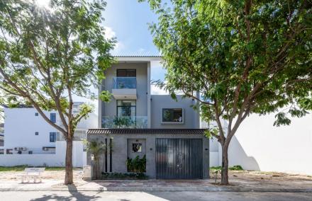 Nh&agrave; Phố 160m2 Kh&aacute;nh H&ograve;a: Tuyệt Kỹ "Cắt S&agrave;n" Tạo Th&ocirc;ng Tầng & Đưa Bếp L&agrave;m "Tr&aacute;i Tim" Ng&ocirc;i Nh&agrave;