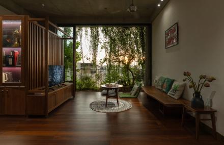 Nh&agrave; Ống 100m2 Hướng T&acirc;y Tại TP.HCM: Giải Ph&aacute;p Chống N&oacute;ng Đỉnh Cao Bằng "Mặt Tiền K&eacute;p" Khung Sắt Gập Mở 