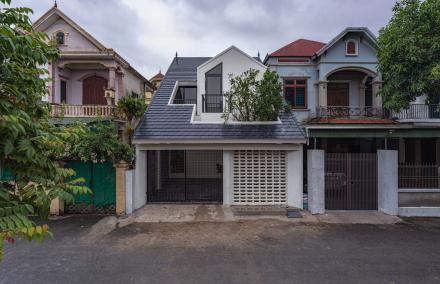  Nh&agrave; Phố 165m2 Tại Nghệ An: Giải Ph&aacute;p Thiết Kế K&iacute;n Đ&aacute;o B&ecirc;n Ngo&agrave;i, Tr&agrave;n Ngập &Aacute;nh S&aacute;ng V&agrave; S&acirc;n Chơi An To&agrave;n Cho Trẻ B&ecirc;n Trong