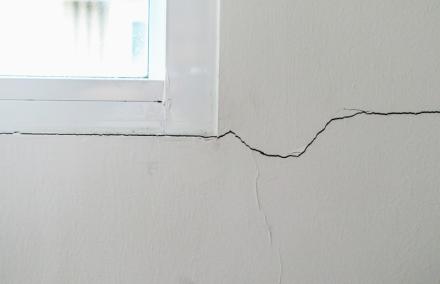  Nh&agrave; Cũ Bị Nứt Tường, Nứt Trần: Đ&acirc;u L&agrave; Vết Nứt "Tử Thần" Cần Khắc Phục Ngay?