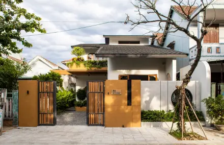 Ng&ocirc;i nh&agrave; 220m&sup2; được thiết kế theo triết l&yacute; tối giản, mang đến kh&ocirc;ng gian sống thư th&aacute;i